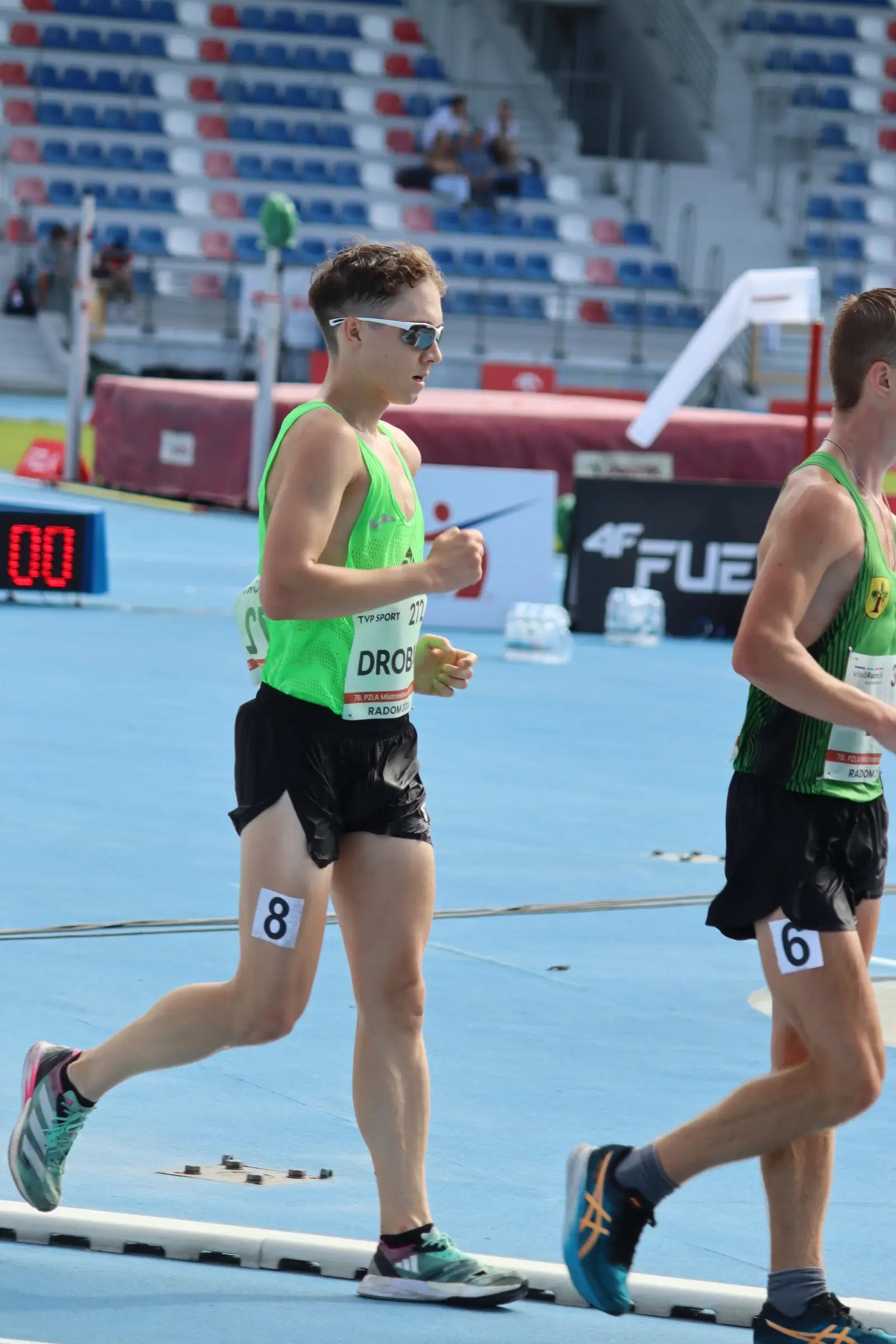 💚 Kacper Drobik ukończył start na Mistrzostwach Polski U20 na 3 miejscu z rekordem życiowym. Niestety dostał ostrzeżenie od sędziów, co spowodowało dodanie 1 minuty karnej i przysunięcie na 4 miejsce 🥺 
 
 - Dziś Kacper pokazał dobry wynik. Jestem z niego bardzo zadowolona, dał z siebie wszystko. Ale niestety, dzisiaj sprawiedliwość nas ominęła... Na pewno to nas tylko wzmocni. Wiemy, że idziemy w dobrym kierunku, wiemy co trzeba poprawić, na czym się skupić. To gorzko-słodki koniec sezonu - podsumowała start trenerka Irina.