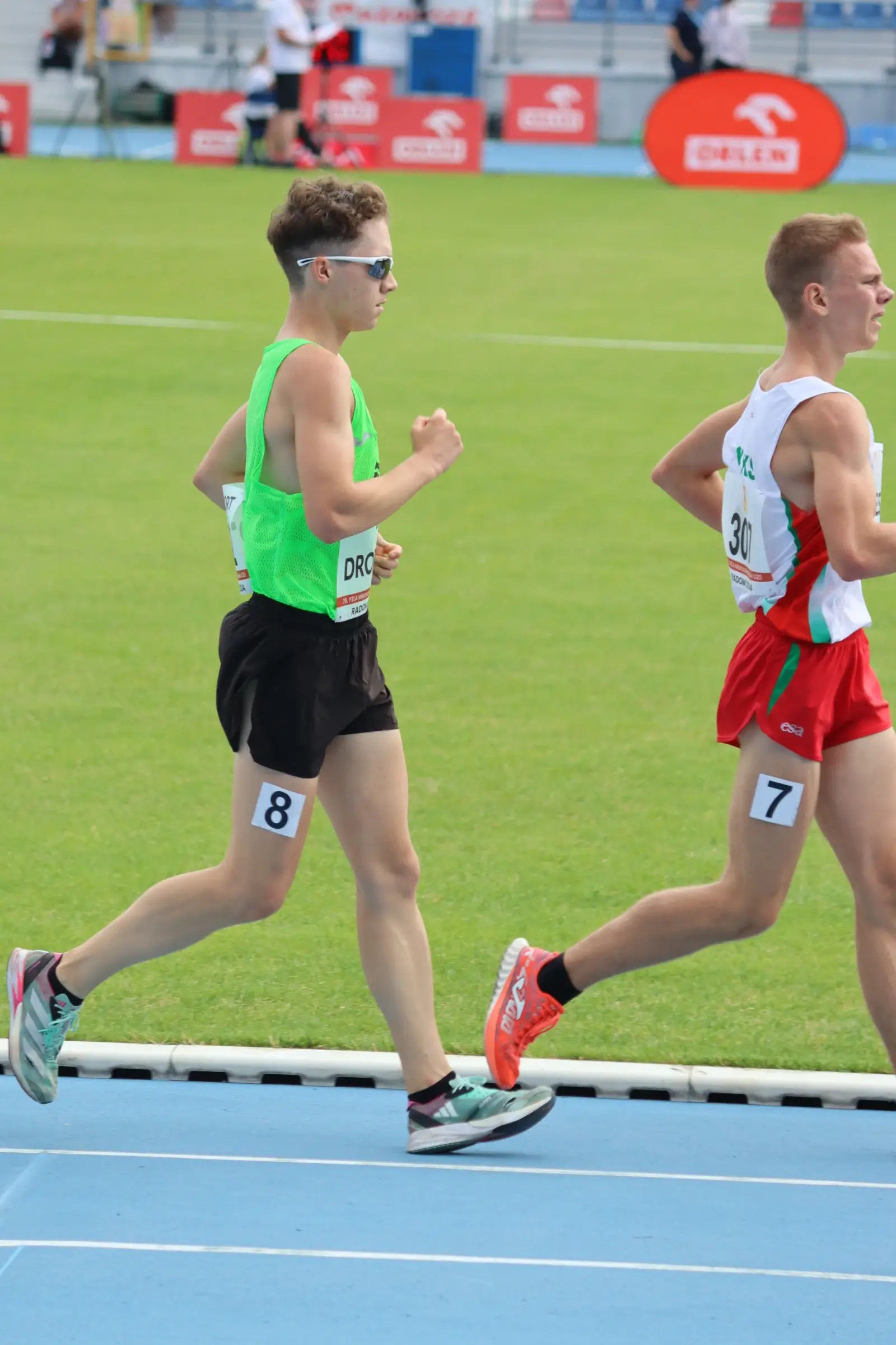 💚 Kacper Drobik ukończył start na Mistrzostwach Polski U20 na 3 miejscu z rekordem życiowym. Niestety dostał ostrzeżenie od sędziów, co spowodowało dodanie 1 minuty karnej i przysunięcie na 4 miejsce 🥺 
 
 - Dziś Kacper pokazał dobry wynik. Jestem z niego bardzo zadowolona, dał z siebie wszystko. Ale niestety, dzisiaj sprawiedliwość nas ominęła... Na pewno to nas tylko wzmocni. Wiemy, że idziemy w dobrym kierunku, wiemy co trzeba poprawić, na czym się skupić. To gorzko-słodki koniec sezonu - podsumowała start trenerka Irina.