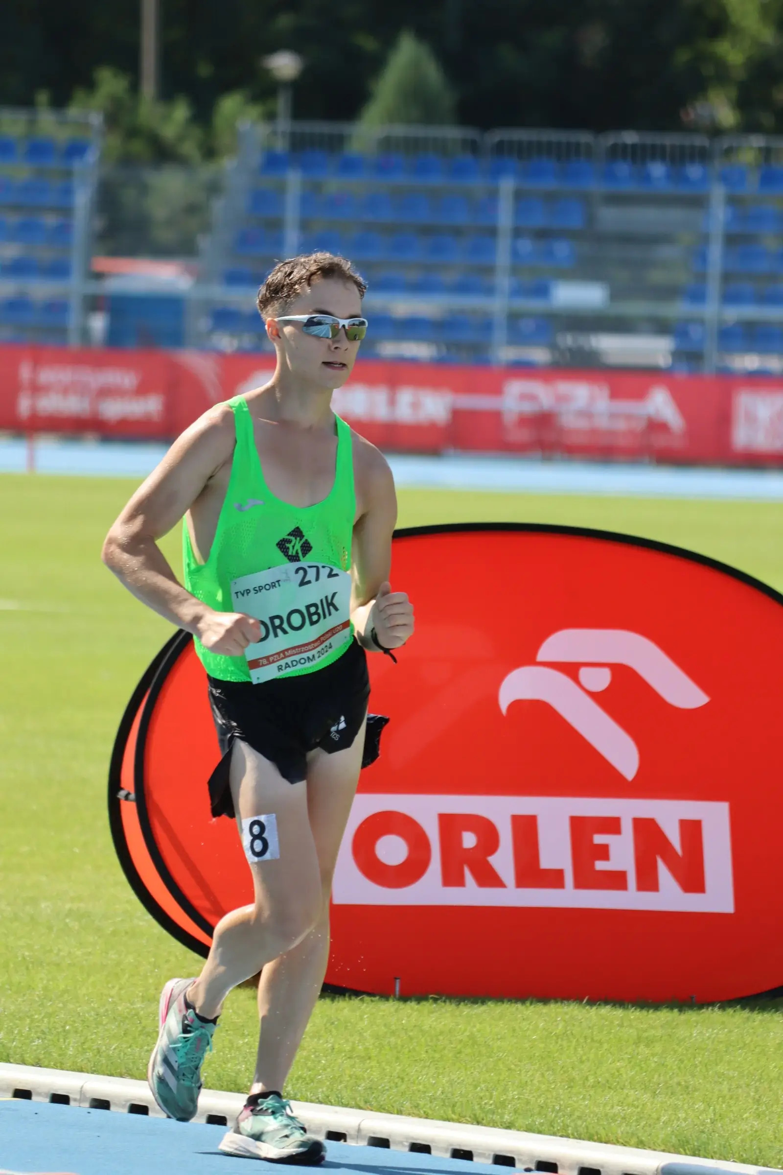 💚 Kacper Drobik ukończył start na Mistrzostwach Polski U20 na 3 miejscu z rekordem życiowym. Niestety dostał ostrzeżenie od sędziów, co spowodowało dodanie 1 minuty karnej i przysunięcie na 4 miejsce 🥺 
 
 - Dziś Kacper pokazał dobry wynik. Jestem z niego bardzo zadowolona, dał z siebie wszystko. Ale niestety, dzisiaj sprawiedliwość nas ominęła... Na pewno to nas tylko wzmocni. Wiemy, że idziemy w dobrym kierunku, wiemy co trzeba poprawić, na czym się skupić. To gorzko-słodki koniec sezonu - podsumowała start trenerka Irina.