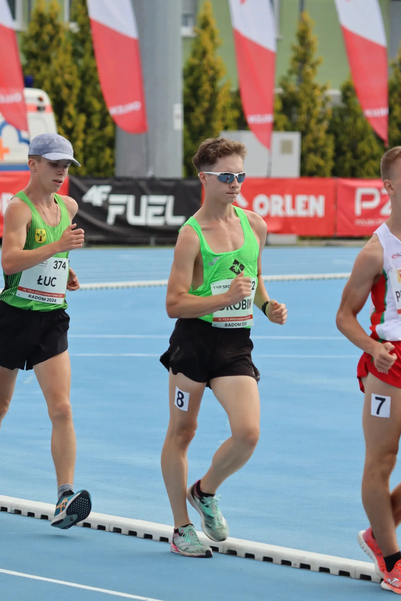 💚 Kacper Drobik ukończył start na Mistrzostwach Polski U20 na 3 miejscu z rekordem życiowym. Niestety dostał ostrzeżenie od sędziów, co spowodowało dodanie 1 minuty karnej i przysunięcie na 4 miejsce 🥺 
 
 - Dziś Kacper pokazał dobry wynik. Jestem z niego bardzo zadowolona, dał z siebie wszystko. Ale niestety, dzisiaj sprawiedliwość nas ominęła... Na pewno to nas tylko wzmocni. Wiemy, że idziemy w dobrym kierunku, wiemy co trzeba poprawić, na czym się skupić. To gorzko-słodki koniec sezonu - podsumowała start trenerka Irina.