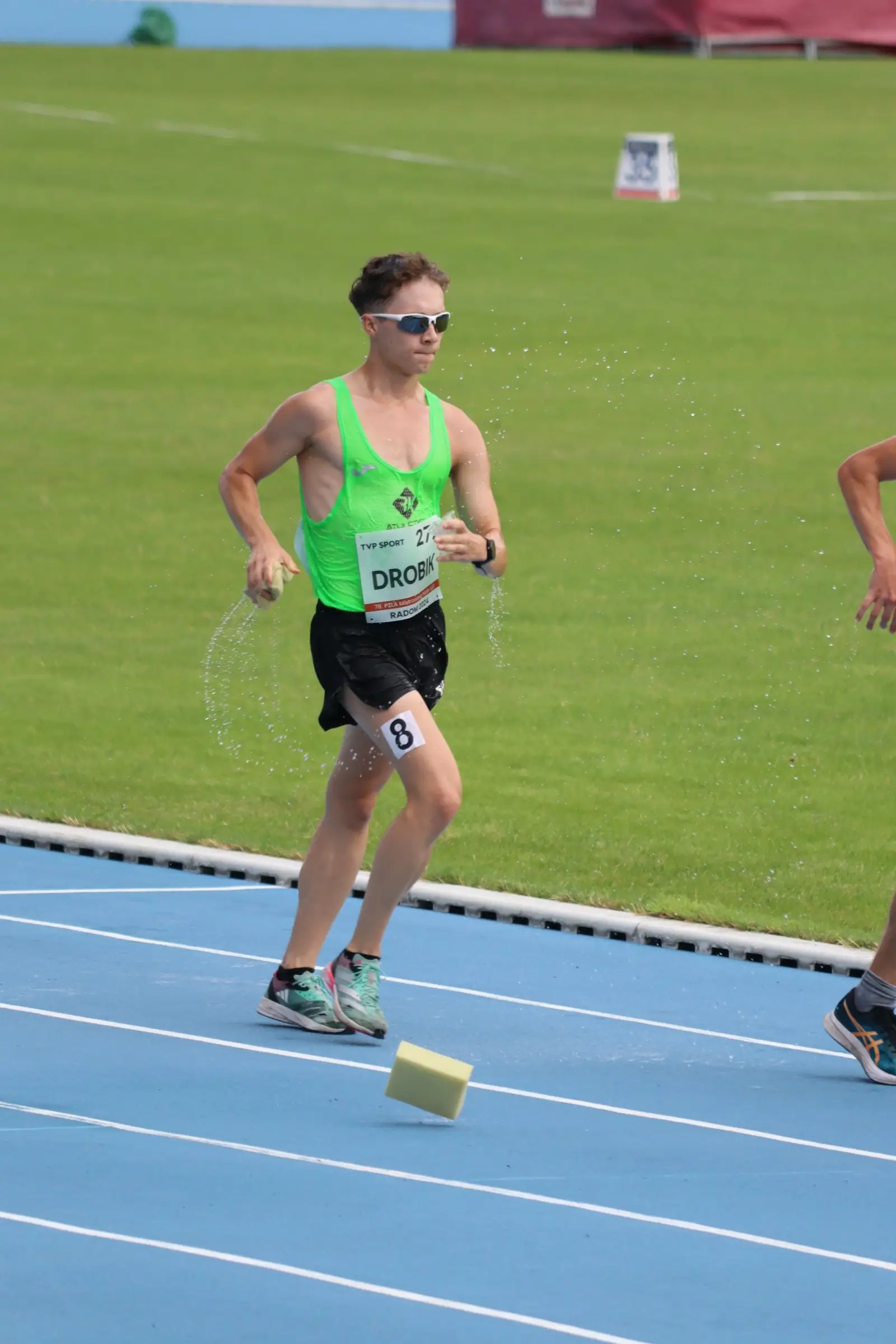 💚 Kacper Drobik ukończył start na Mistrzostwach Polski U20 na 3 miejscu z rekordem życiowym. Niestety dostał ostrzeżenie od sędziów, co spowodowało dodanie 1 minuty karnej i przysunięcie na 4 miejsce 🥺 
 
 - Dziś Kacper pokazał dobry wynik. Jestem z niego bardzo zadowolona, dał z siebie wszystko. Ale niestety, dzisiaj sprawiedliwość nas ominęła... Na pewno to nas tylko wzmocni. Wiemy, że idziemy w dobrym kierunku, wiemy co trzeba poprawić, na czym się skupić. To gorzko-słodki koniec sezonu - podsumowała start trenerka Irina.