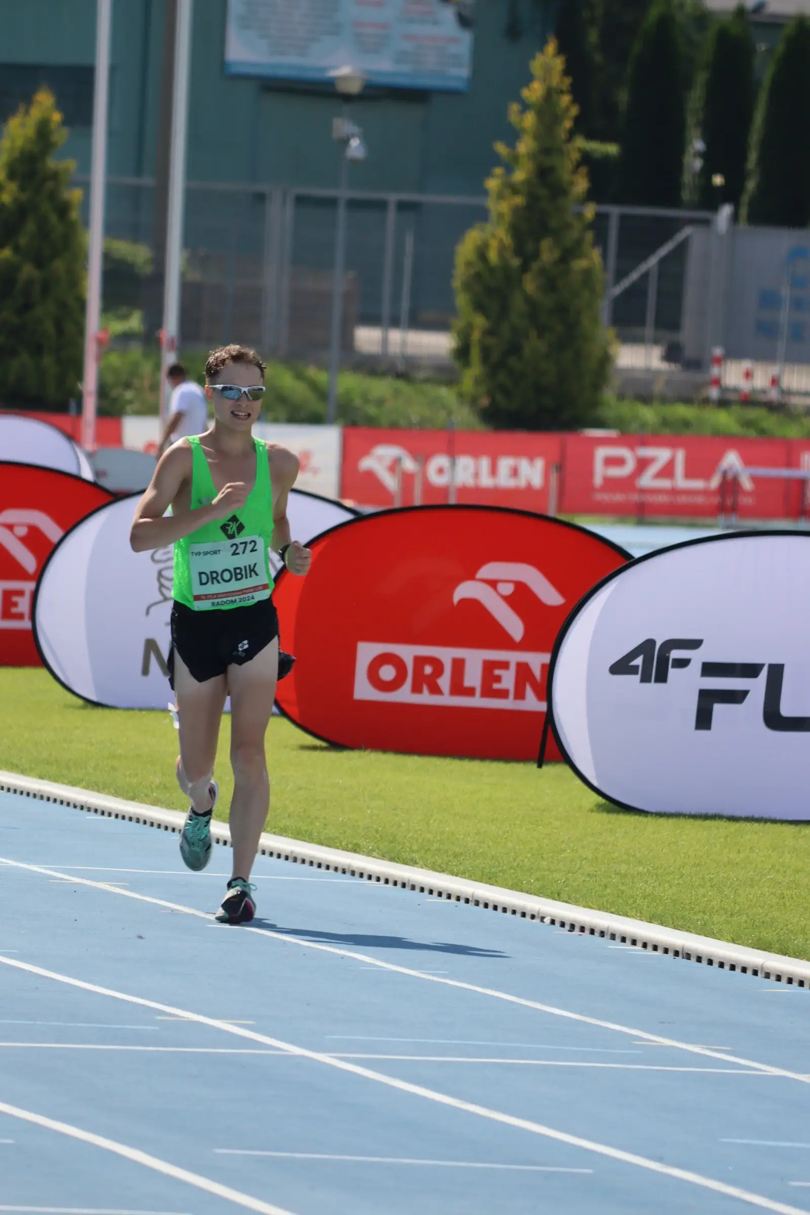 💚 Kacper Drobik ukończył start na Mistrzostwach Polski U20 na 3 miejscu z rekordem życiowym. Niestety dostał ostrzeżenie od sędziów, co spowodowało dodanie 1 minuty karnej i przysunięcie na 4 miejsce 🥺 
 
 - Dziś Kacper pokazał dobry wynik. Jestem z niego bardzo zadowolona, dał z siebie wszystko. Ale niestety, dzisiaj sprawiedliwość nas ominęła... Na pewno to nas tylko wzmocni. Wiemy, że idziemy w dobrym kierunku, wiemy co trzeba poprawić, na czym się skupić. To gorzko-słodki koniec sezonu - podsumowała start trenerka Irina.