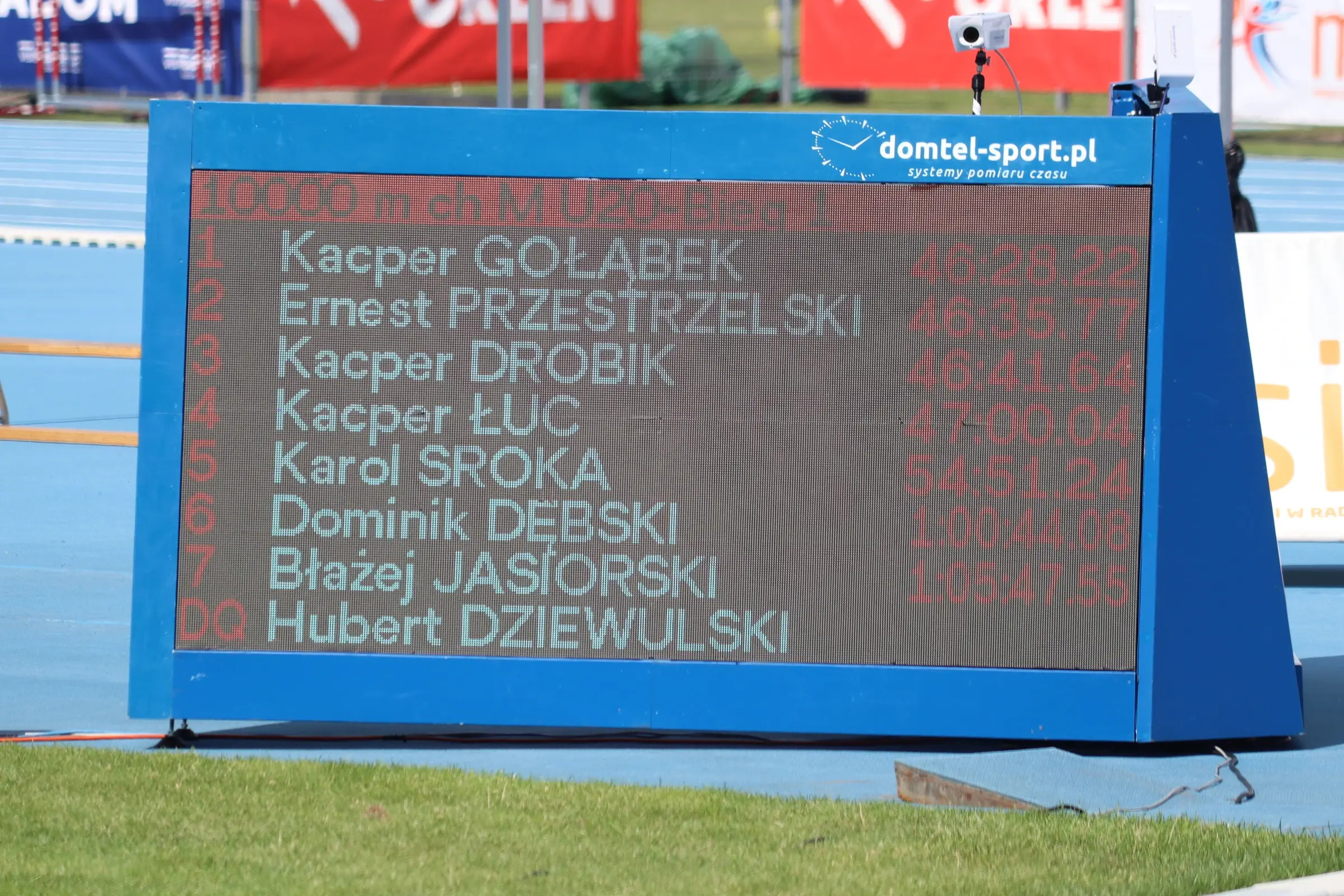 💚 Kacper Drobik ukończył start na Mistrzostwach Polski U20 na 3 miejscu z rekordem życiowym. Niestety dostał ostrzeżenie od sędziów, co spowodowało dodanie 1 minuty karnej i przysunięcie na 4 miejsce 🥺 
 
 - Dziś Kacper pokazał dobry wynik. Jestem z niego bardzo zadowolona, dał z siebie wszystko. Ale niestety, dzisiaj sprawiedliwość nas ominęła... Na pewno to nas tylko wzmocni. Wiemy, że idziemy w dobrym kierunku, wiemy co trzeba poprawić, na czym się skupić. To gorzko-słodki koniec sezonu - podsumowała start trenerka Irina.