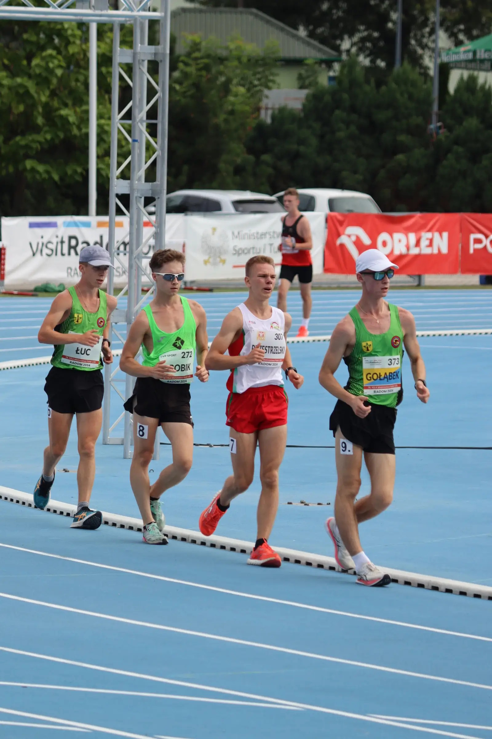 💚 Kacper Drobik ukończył start na Mistrzostwach Polski U20 na 3 miejscu z rekordem życiowym. Niestety dostał ostrzeżenie od sędziów, co spowodowało dodanie 1 minuty karnej i przysunięcie na 4 miejsce 🥺 
 
 - Dziś Kacper pokazał dobry wynik. Jestem z niego bardzo zadowolona, dał z siebie wszystko. Ale niestety, dzisiaj sprawiedliwość nas ominęła... Na pewno to nas tylko wzmocni. Wiemy, że idziemy w dobrym kierunku, wiemy co trzeba poprawić, na czym się skupić. To gorzko-słodki koniec sezonu - podsumowała start trenerka Irina.