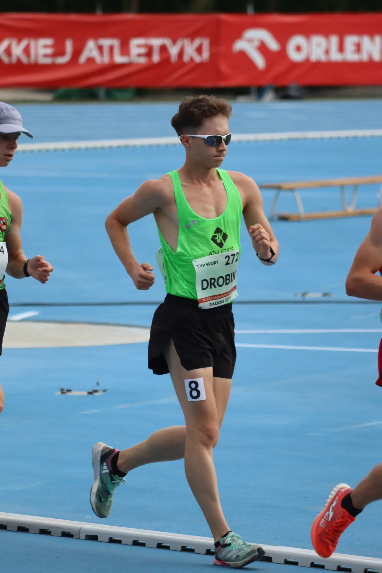 💚 Kacper Drobik ukończył start na Mistrzostwach Polski U20 na 3 miejscu z rekordem życiowym. Niestety dostał ostrzeżenie od sędziów, co spowodowało dodanie 1 minuty karnej i przysunięcie na 4 miejsce 🥺 
 
 - Dziś Kacper pokazał dobry wynik. Jestem z niego bardzo zadowolona, dał z siebie wszystko. Ale niestety, dzisiaj sprawiedliwość nas ominęła... Na pewno to nas tylko wzmocni. Wiemy, że idziemy w dobrym kierunku, wiemy co trzeba poprawić, na czym się skupić. To gorzko-słodki koniec sezonu - podsumowała start trenerka Irina.