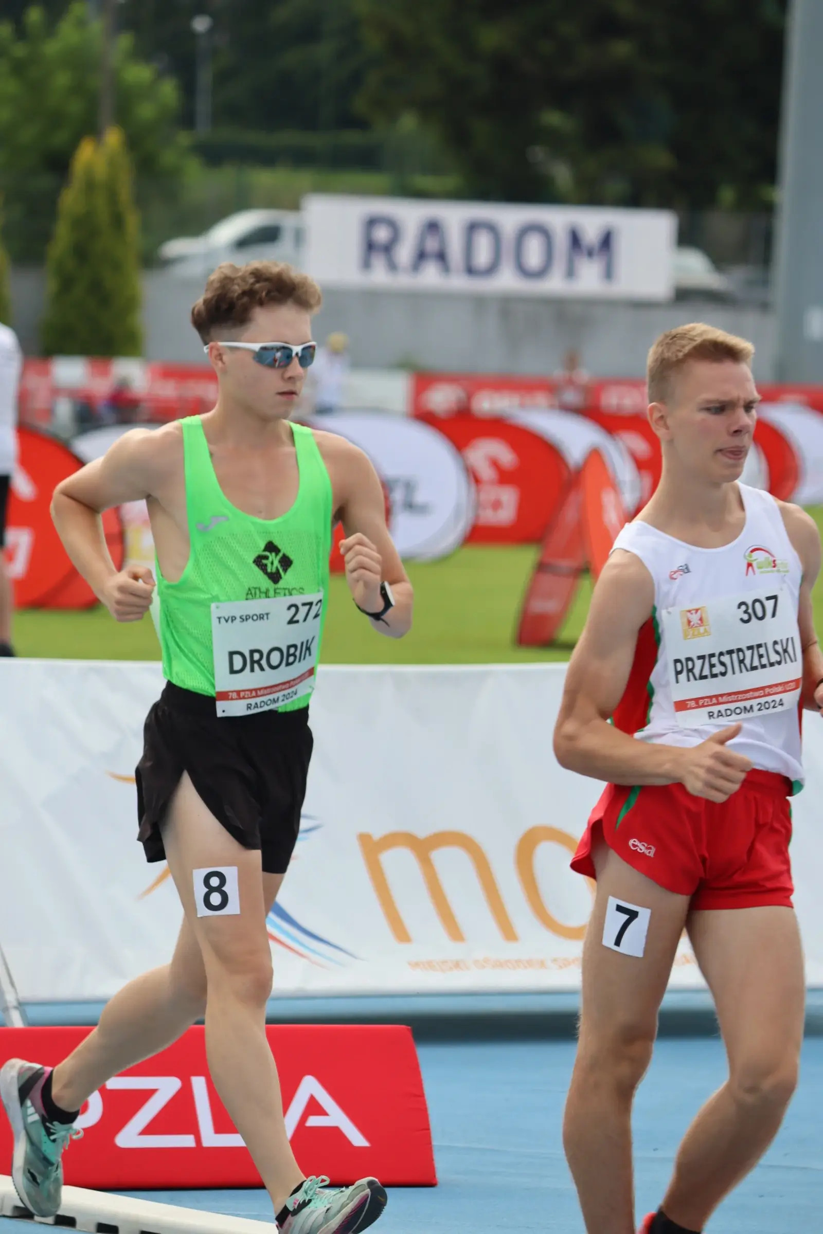 💚 Kacper Drobik ukończył start na Mistrzostwach Polski U20 na 3 miejscu z rekordem życiowym. Niestety dostał ostrzeżenie od sędziów, co spowodowało dodanie 1 minuty karnej i przysunięcie na 4 miejsce 🥺 
 
 - Dziś Kacper pokazał dobry wynik. Jestem z niego bardzo zadowolona, dał z siebie wszystko. Ale niestety, dzisiaj sprawiedliwość nas ominęła... Na pewno to nas tylko wzmocni. Wiemy, że idziemy w dobrym kierunku, wiemy co trzeba poprawić, na czym się skupić. To gorzko-słodki koniec sezonu - podsumowała start trenerka Irina.