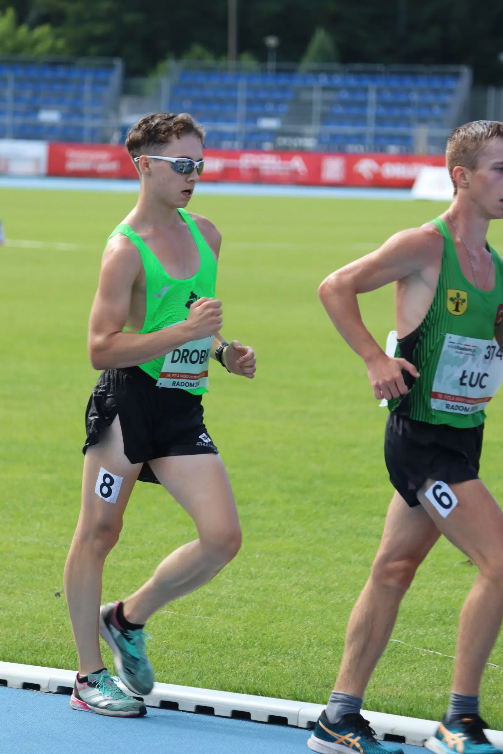 💚 Kacper Drobik ukończył start na Mistrzostwach Polski U20 na 3 miejscu z rekordem życiowym. Niestety dostał ostrzeżenie od sędziów, co spowodowało dodanie 1 minuty karnej i przysunięcie na 4 miejsce 🥺 
 
 - Dziś Kacper pokazał dobry wynik. Jestem z niego bardzo zadowolona, dał z siebie wszystko. Ale niestety, dzisiaj sprawiedliwość nas ominęła... Na pewno to nas tylko wzmocni. Wiemy, że idziemy w dobrym kierunku, wiemy co trzeba poprawić, na czym się skupić. To gorzko-słodki koniec sezonu - podsumowała start trenerka Irina.