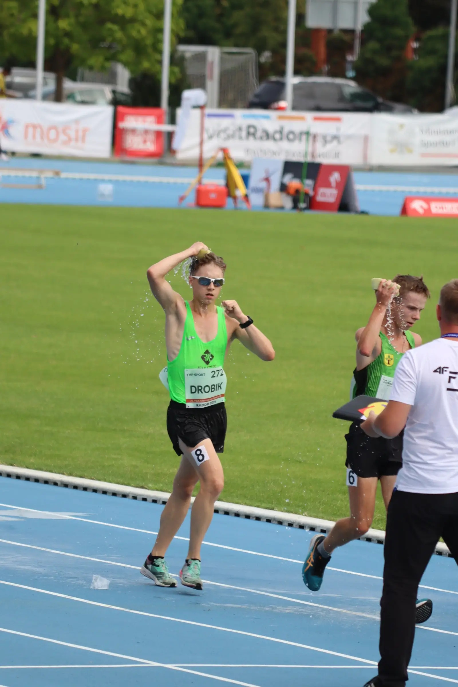 💚 Kacper Drobik ukończył start na Mistrzostwach Polski U20 na 3 miejscu z rekordem życiowym. Niestety dostał ostrzeżenie od sędziów, co spowodowało dodanie 1 minuty karnej i przysunięcie na 4 miejsce 🥺 
 
 - Dziś Kacper pokazał dobry wynik. Jestem z niego bardzo zadowolona, dał z siebie wszystko. Ale niestety, dzisiaj sprawiedliwość nas ominęła... Na pewno to nas tylko wzmocni. Wiemy, że idziemy w dobrym kierunku, wiemy co trzeba poprawić, na czym się skupić. To gorzko-słodki koniec sezonu - podsumowała start trenerka Irina.