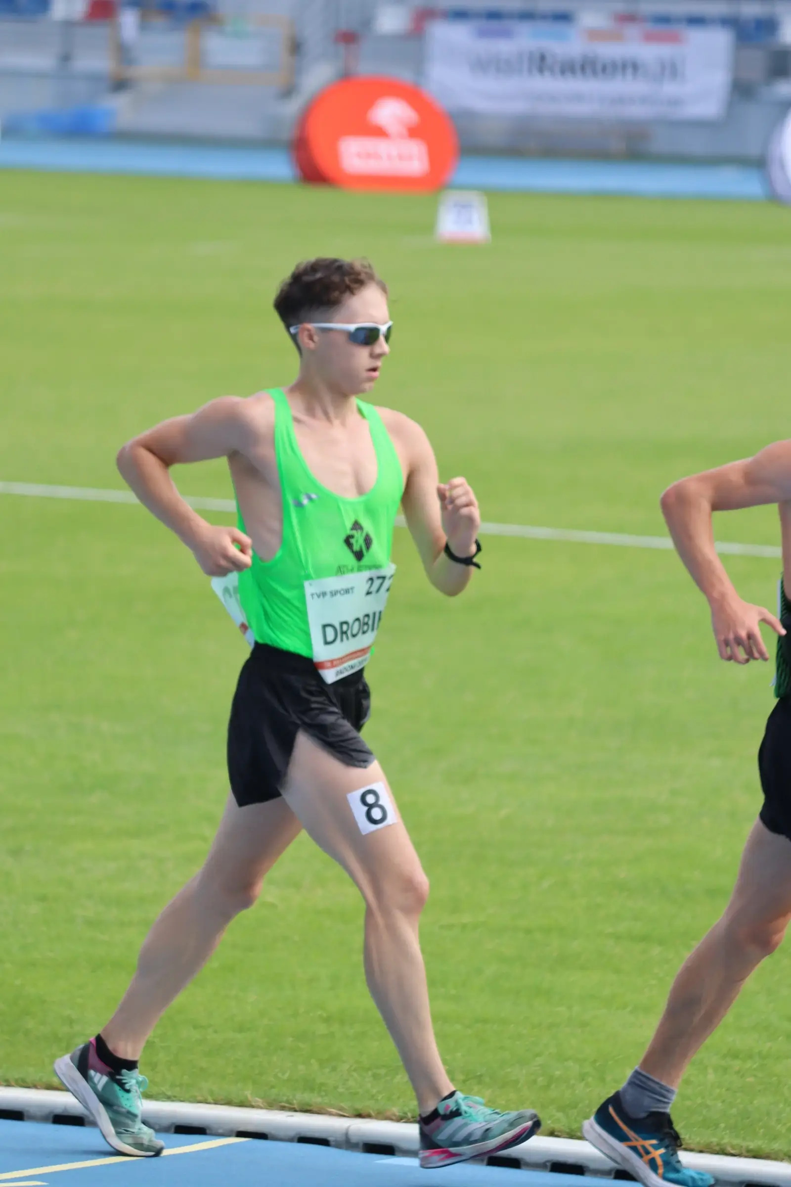 💚 Kacper Drobik ukończył start na Mistrzostwach Polski U20 na 3 miejscu z rekordem życiowym. Niestety dostał ostrzeżenie od sędziów, co spowodowało dodanie 1 minuty karnej i przysunięcie na 4 miejsce 🥺 
 
 - Dziś Kacper pokazał dobry wynik. Jestem z niego bardzo zadowolona, dał z siebie wszystko. Ale niestety, dzisiaj sprawiedliwość nas ominęła... Na pewno to nas tylko wzmocni. Wiemy, że idziemy w dobrym kierunku, wiemy co trzeba poprawić, na czym się skupić. To gorzko-słodki koniec sezonu - podsumowała start trenerka Irina.