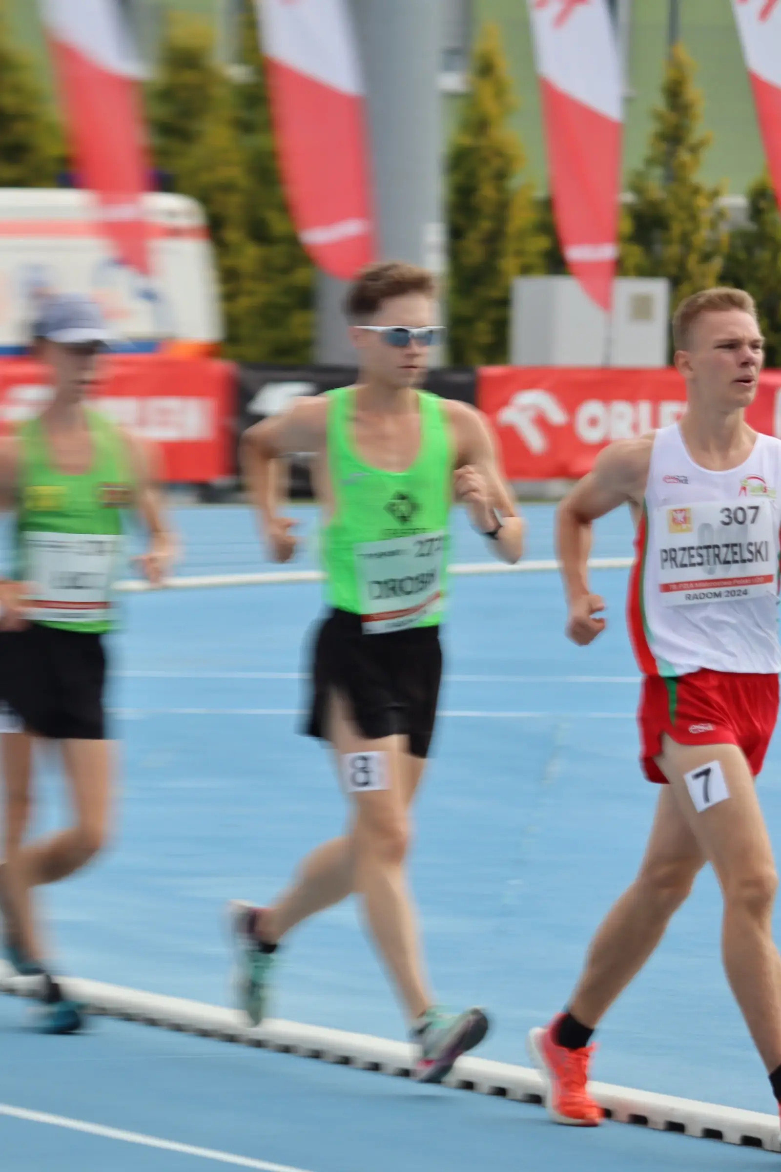 💚 Kacper Drobik ukończył start na Mistrzostwach Polski U20 na 3 miejscu z rekordem życiowym. Niestety dostał ostrzeżenie od sędziów, co spowodowało dodanie 1 minuty karnej i przysunięcie na 4 miejsce 🥺 
 
 - Dziś Kacper pokazał dobry wynik. Jestem z niego bardzo zadowolona, dał z siebie wszystko. Ale niestety, dzisiaj sprawiedliwość nas ominęła... Na pewno to nas tylko wzmocni. Wiemy, że idziemy w dobrym kierunku, wiemy co trzeba poprawić, na czym się skupić. To gorzko-słodki koniec sezonu - podsumowała start trenerka Irina.